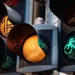 Was denkt ein Biker bei Rot? Ein Blick unter den Helm