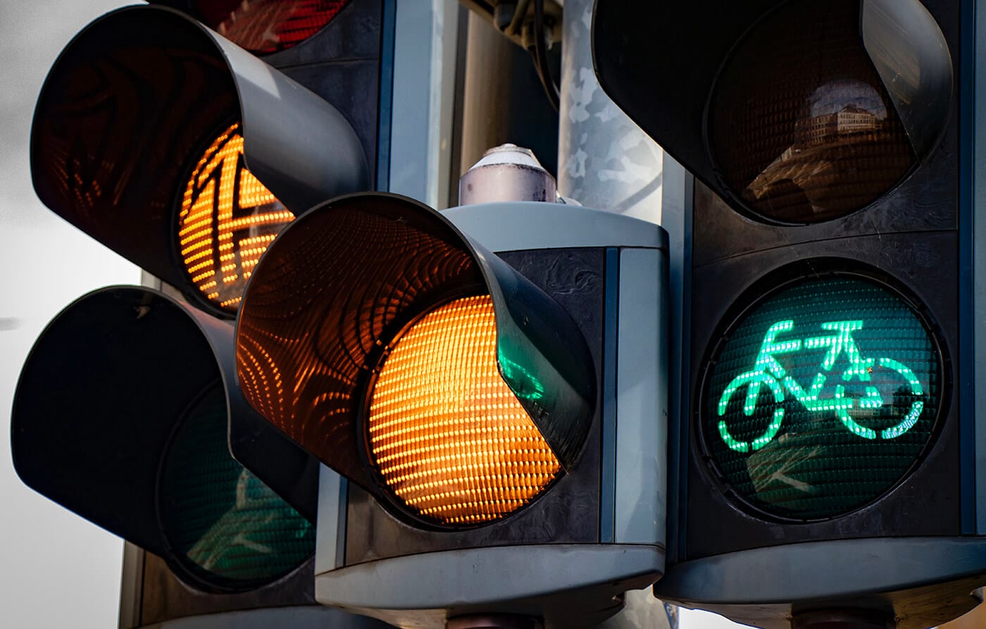 Was denkt ein Biker bei Rot? Ein Blick unter den Helm