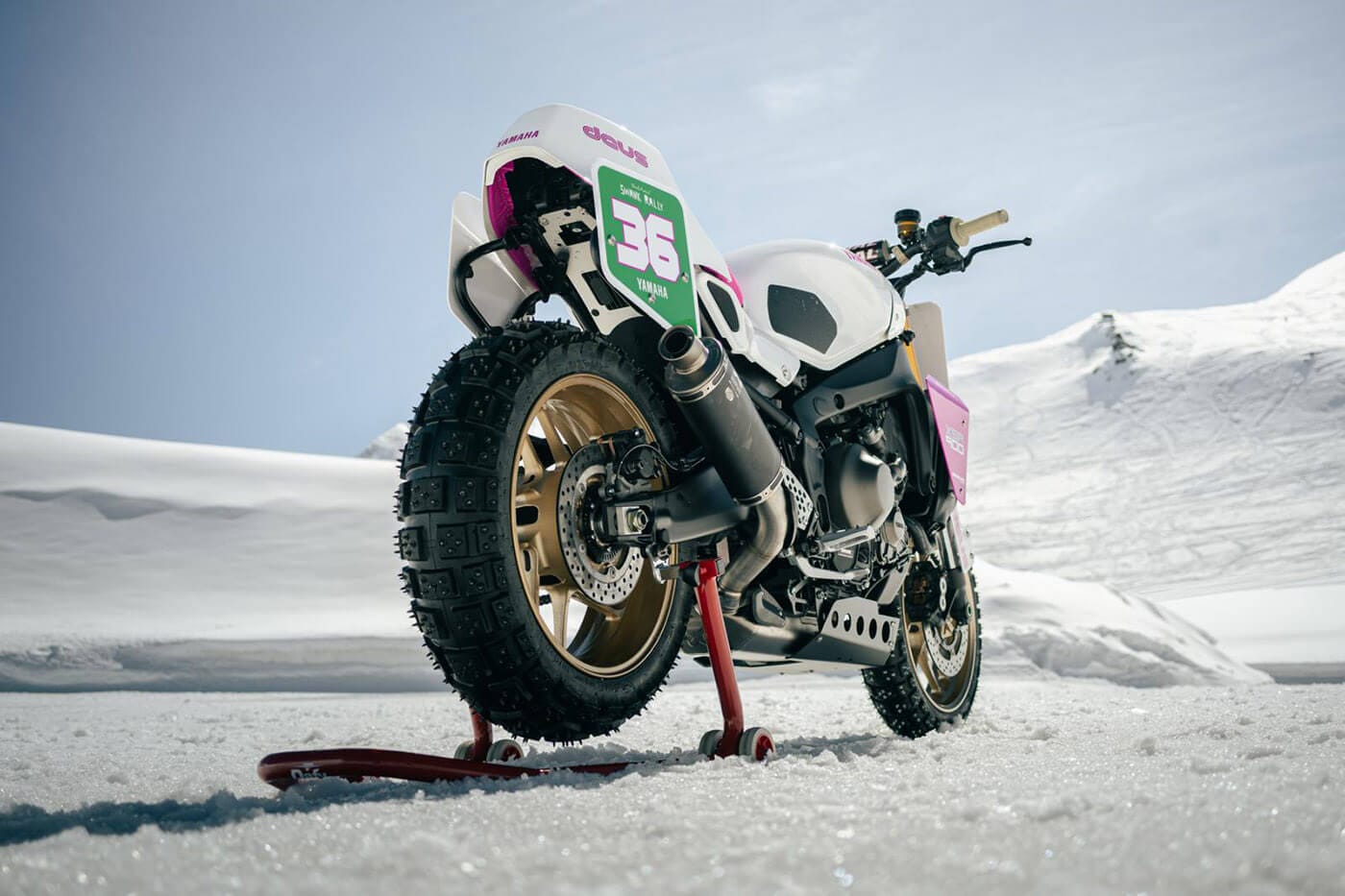 Kaffee aus dem Kofferraum & Vollgas im Schneesturm: Der Wahnsinn der Deus Swank Rally on Ice 2026