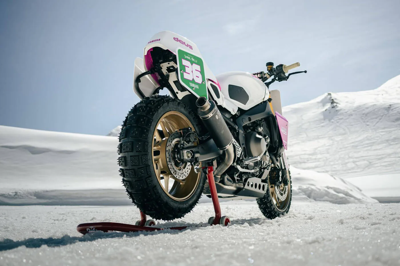 Kaffee aus dem Kofferraum & Vollgas im Schneesturm: Der Wahnsinn der Deus Swank Rally on Ice 2026