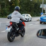 Stau-Regeln 2026: Darf man sich an der Ampel wirklich vorschlängeln? (Der große DACH-Vergleich)