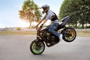 Gefahrenbremsung vs. Stoppie: Wenn das Hinterrad abhebt