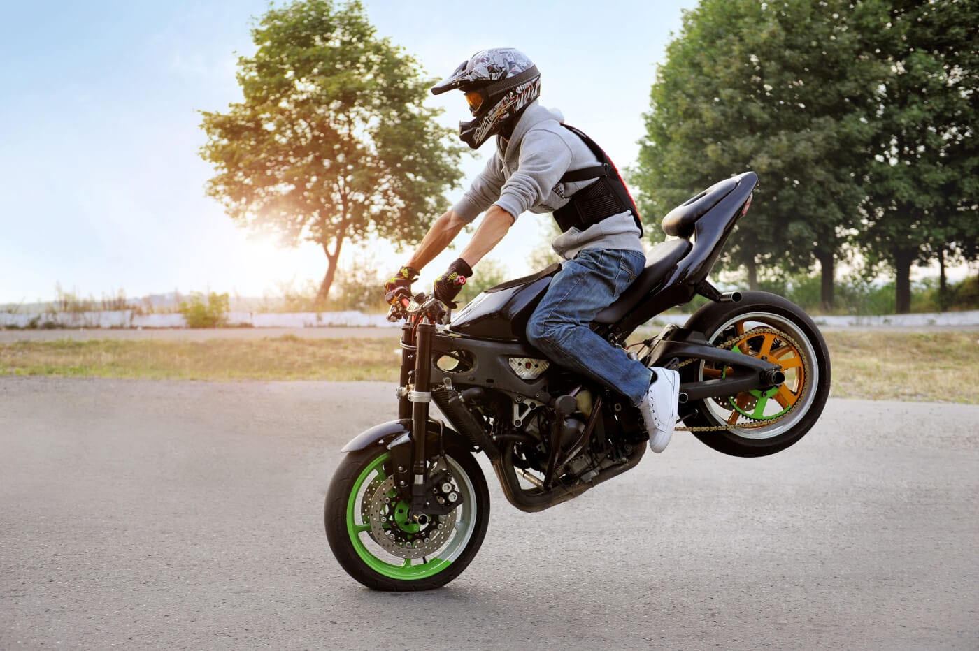 Gefahrenbremsung vs. Stoppie: Wenn das Hinterrad abhebt