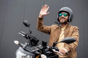 Motorrad Handzeichen: Was Gesten in der Gruppe wirklich bedeuten