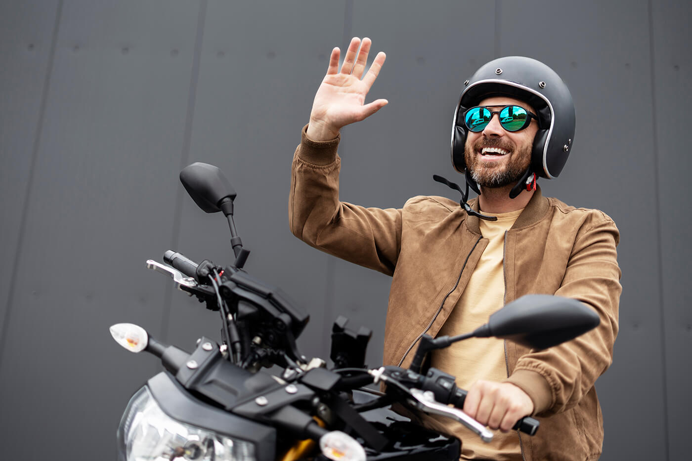 Biker-Gruß: Bedeutung, Herkunft und die ungeschriebenen Regeln