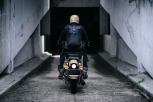 Airbag-Weste fürs Motorrad: elektronisch oder mit Reißleine - was schützt besser?