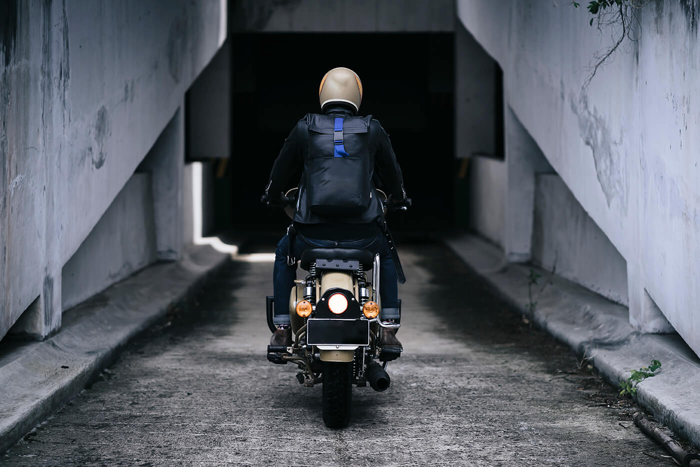Airbag-Weste fürs Motorrad: elektronisch oder mit Reißleine - was schützt besser?