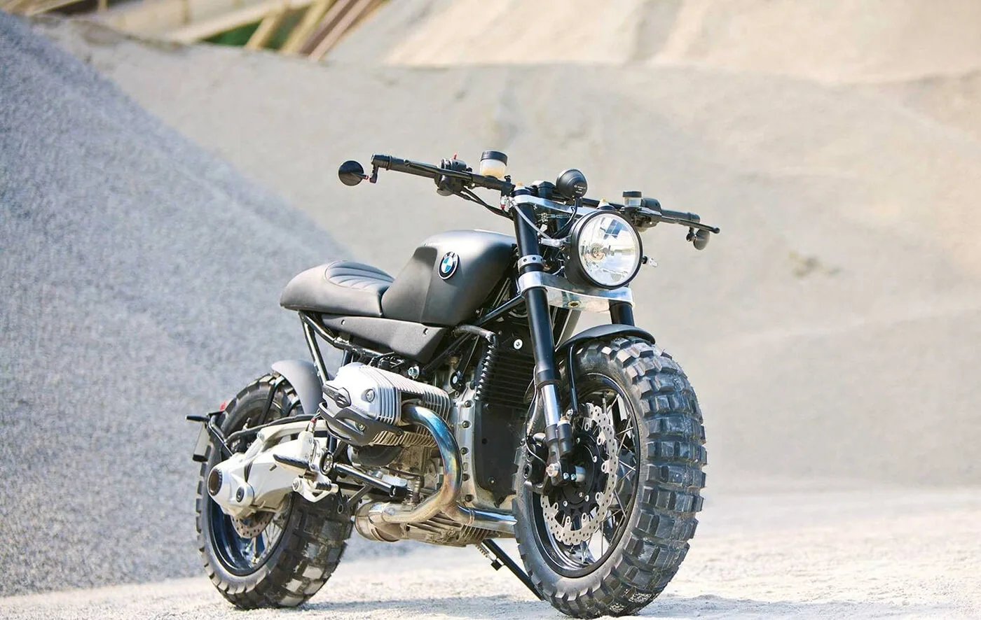 Stollenreifen auf der Straße: Die 3 größten Hürden für den perfekten Scrambler-Look (TÜV, Haftung & Klang)