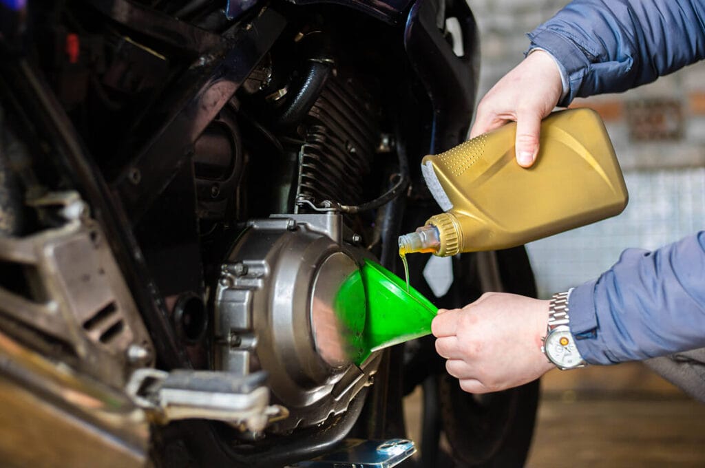 Ölwechsel selber machen: Der große Schritt-für-Schritt-Ratgeber (inkl. Altöl-Entsorgung ohne Stress)