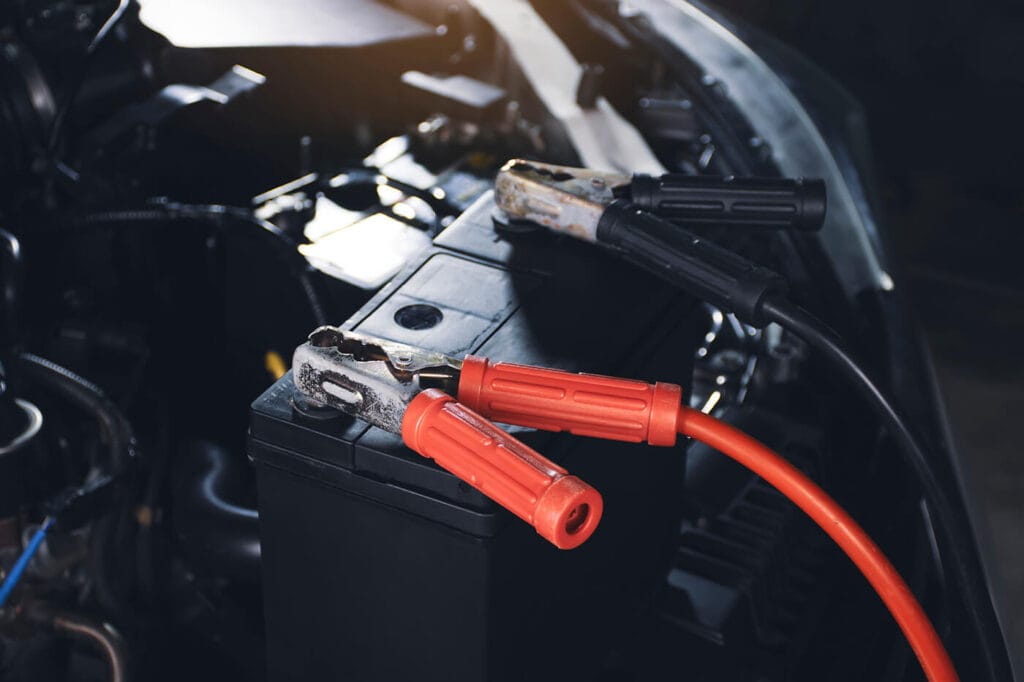 Starthilfe geben: Auto zu Motorrad? Die tödliche Gefahr für die Elektronik (So geht es sicher)