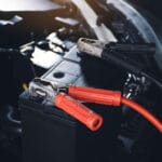 Starthilfe geben: Auto zu Motorrad? Die tödliche Gefahr für die Elektronik (So geht es sicher)