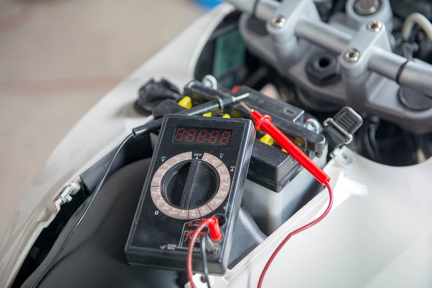 Motorradbatterie laden: So geht es richtig, ohne die Batterie zu ruinieren