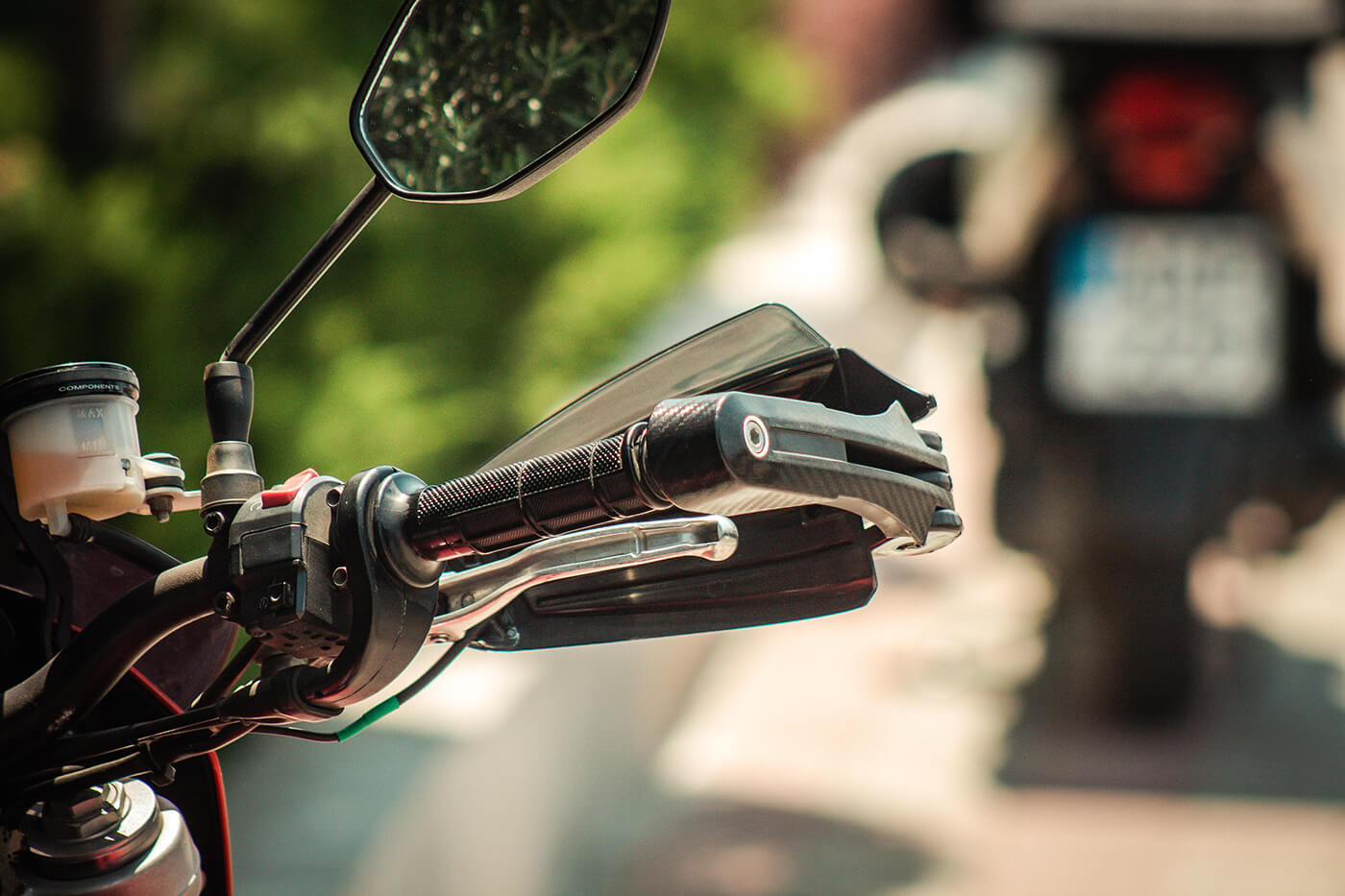 Motorrad-Mythen im Check: Durchschlängeln, Ampel, Gehweg und Blitzer