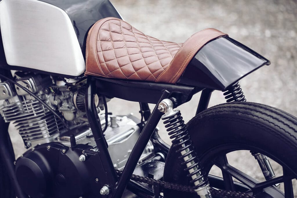 Sitzbank selber beziehen: Welches Material hält Regen wirklich stand?