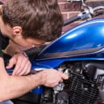 Motorrad leckt Öl: Der Erste-Hilfe-Plan (Ursachen finden, beheben & Umweltstrafen vermeiden)