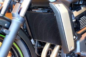 Motorrad Kühlflüssigkeit wechseln: Intervalle, Farbe & Typ