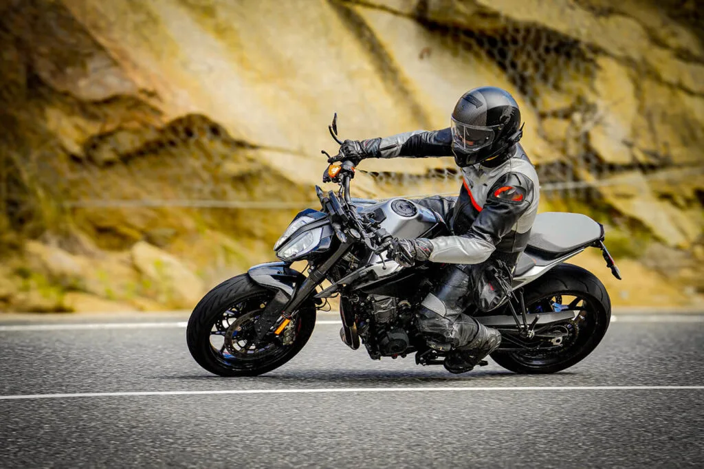 Rostige Reflexe & kalter Asphalt: Wie du deine Sport-Technik sicher in die Saison 2026 bringst