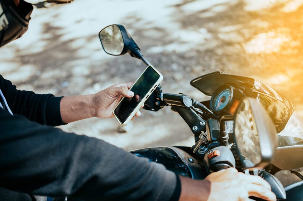 Handy am Lenker: Strafe, Punkte und was beim Motorrad als Nutzung zählt