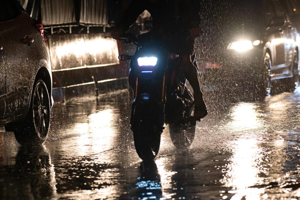 Motorradfahren im Regen: So meisterst du die nasse Straße sicher