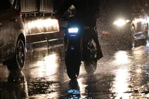 Motorradfahren im Regen: So meisterst du die nasse Straße sicher
