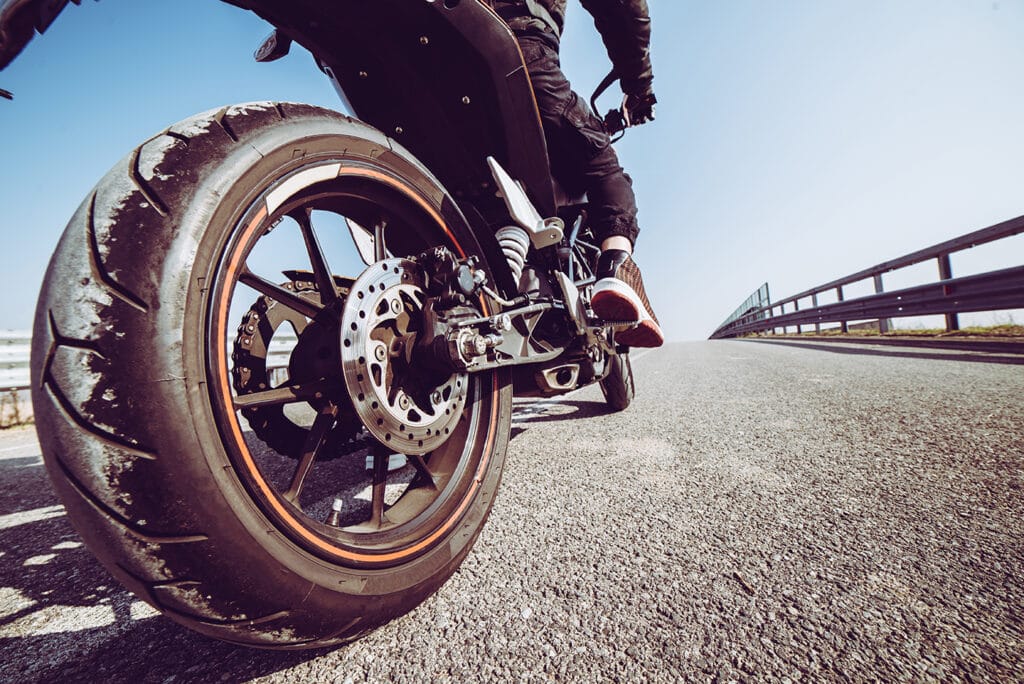 Richtig bremsen am Motorrad: Vorder- und Hinterradbremse klug kombinieren