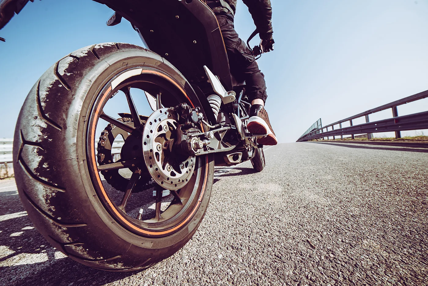 Richtig bremsen am Motorrad: Vorder- und Hinterradbremse klug kombinieren