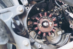 Lichtmaschine, Regler und Batterie: Wie dein Motorrad seinen eigenen Strom erzeugt