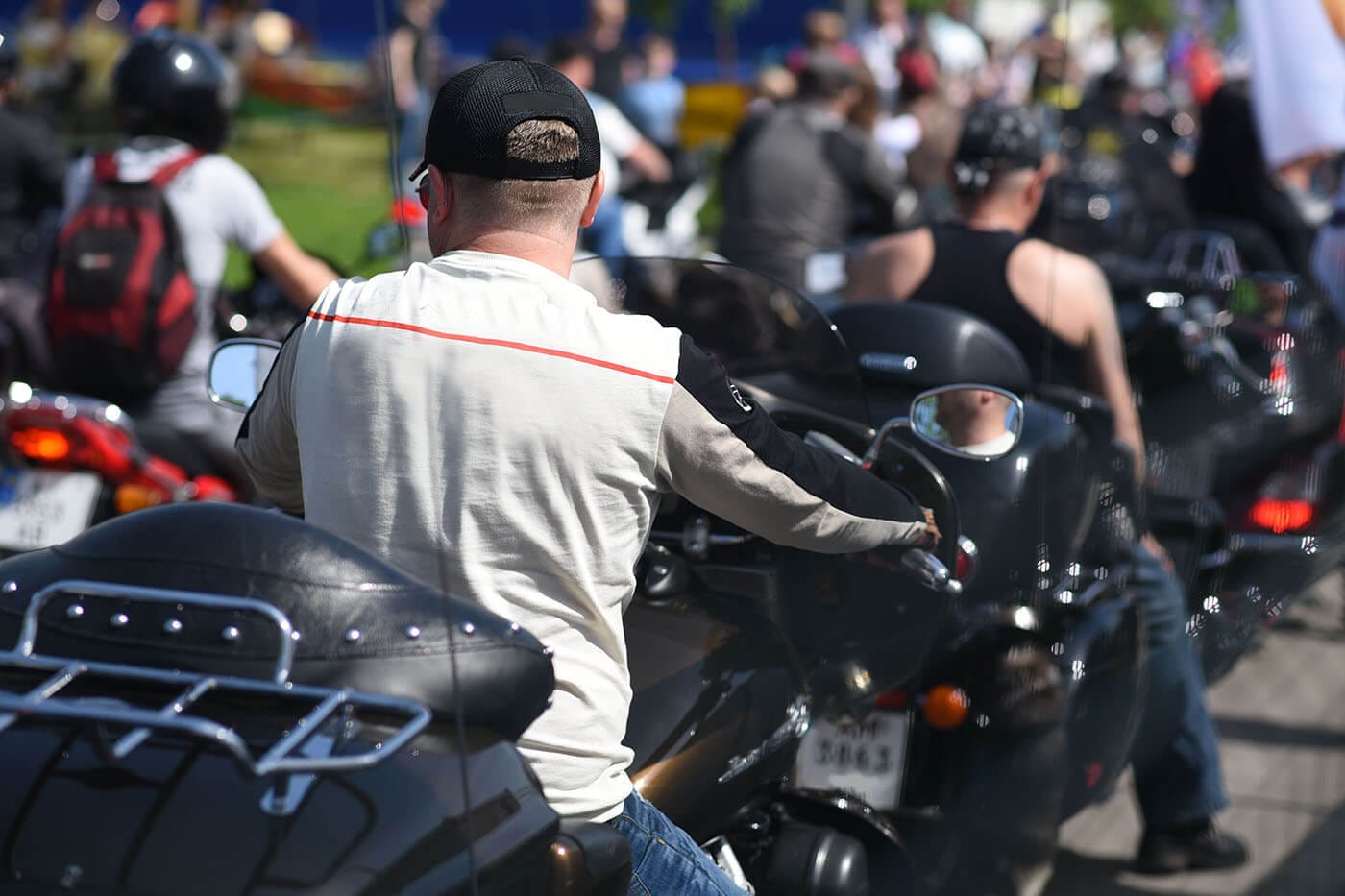 Legendäre Biker-Treffs: 5 Orte in DACH, die du gesehen haben musst (Mehr als nur Kaffee)