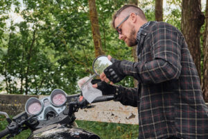 Insektenreste vom Motorrad entfernen: Warum du nur 48 Stunden Zeit hast