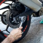 Kette spannen zum Saisonstart: Der gefährliche Fehler auf diesem Bild (und wie man es richtig macht)