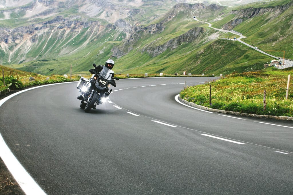 Maut & Vignette 2026: Der ultimative Ratgeber für Biker (Preise, Tricks & Kostenfallen)