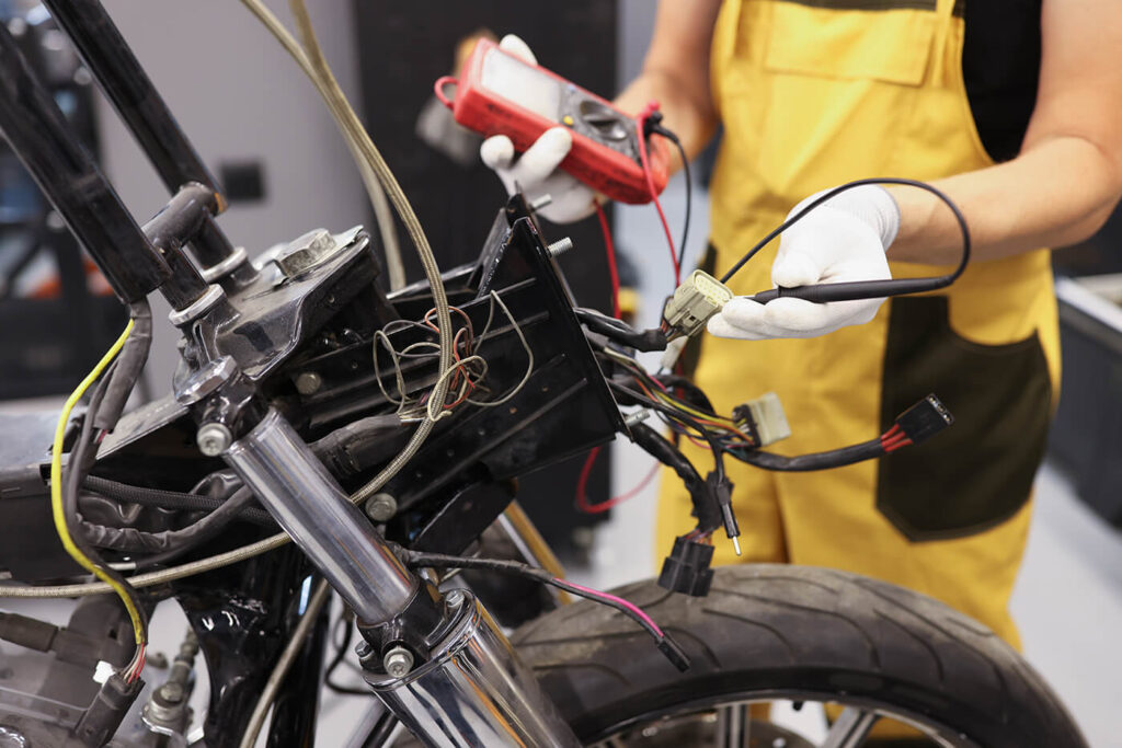 Wackelkontakt am Motorrad finden: Warum dein Ohmmeter dich anlügt