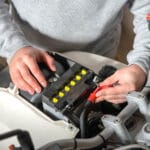 Akku raus oder drin lassen – was stimmt wirklich?