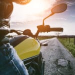 Stau-Assistenzsysteme: Wann dürfen Motorräder autonom fahren? (Status Quo 2026)