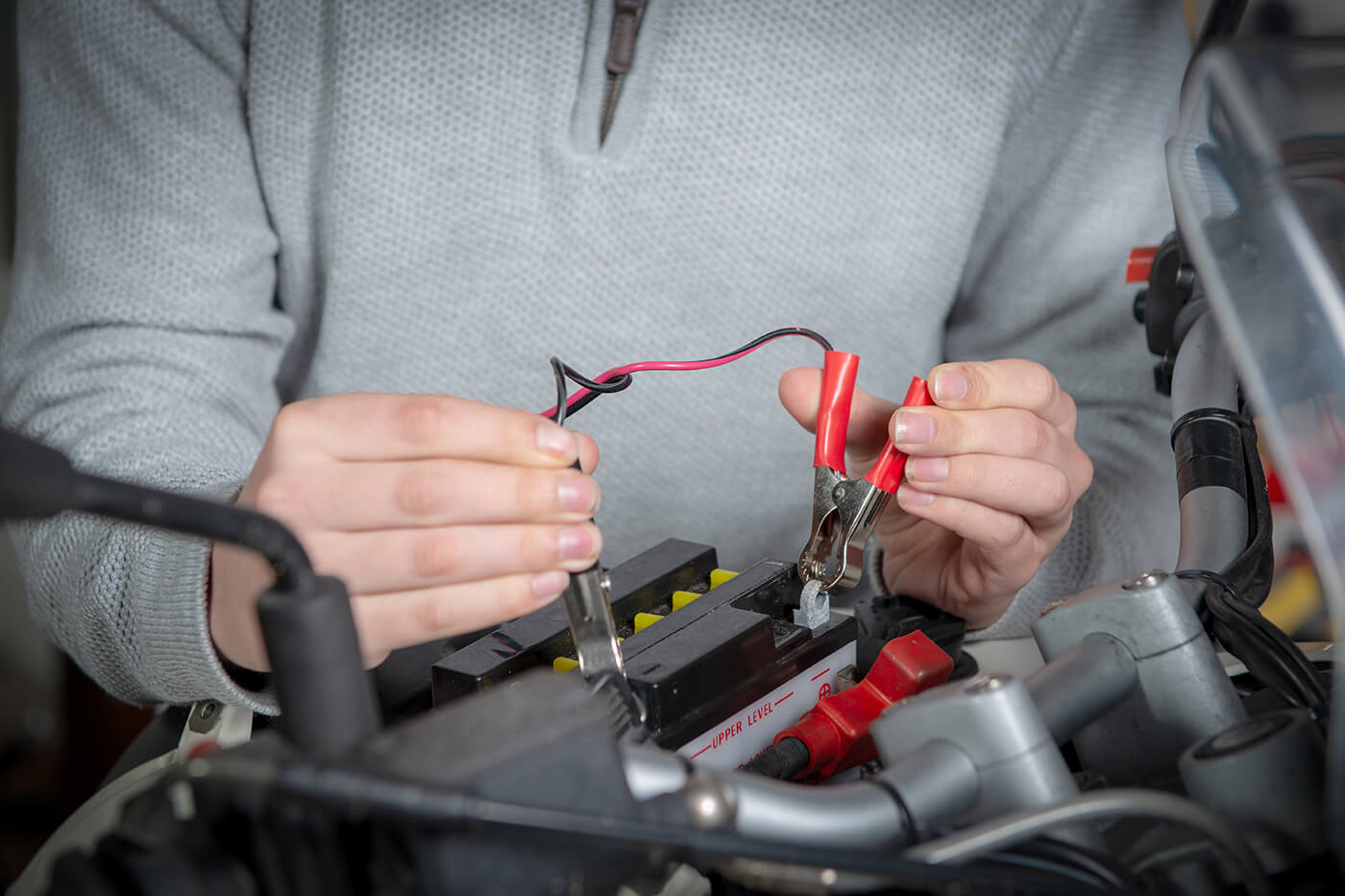 Motorradbatterie wechseln Schritt für Schritt: Ausbau, Polung und erste Inbetriebnahme