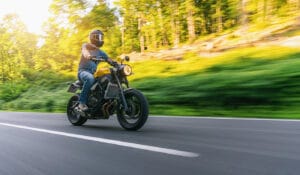 Seitenwind & Sturm auf der Autobahn: So bleibst du oben