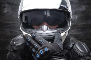 Frühlingssonne: Getöntes Visier, Sonnenbrille oder Photochrom – was funktioniert im März 2026 wirklich?