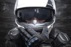 Frühlingssonne: Getöntes Visier, Sonnenbrille oder Photochrom – was funktioniert im März 2026 wirklich?