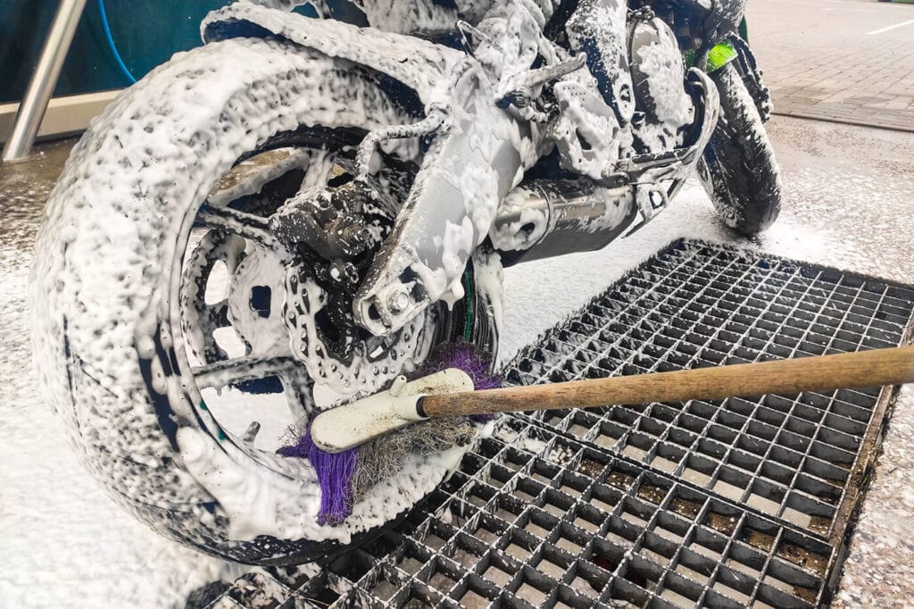 Motorrad richtig waschen: Schritt für Schritt ohne teure Schäden