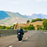 Kurventechnik und Linienwahl auf der Landstraße: warum die Rennlinie dich umbringt
