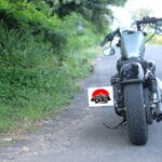 Seitlicher Kennzeichenhalter: So bekommst du ihn 100% legal durch den TÜV (Maße, Winkel & die Reflektor-Falle)