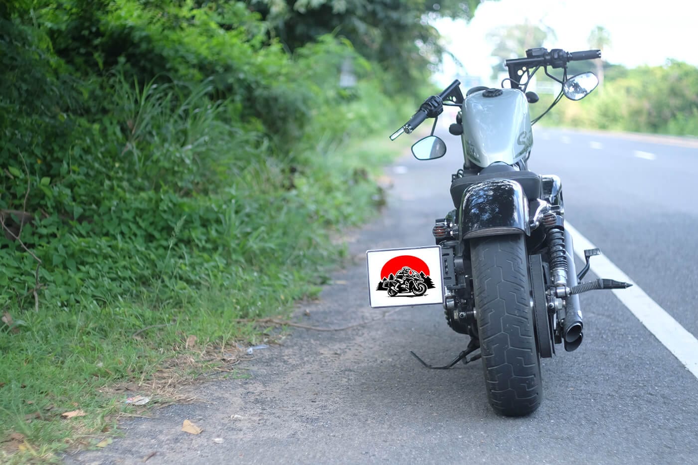 Seitlicher Kennzeichenhalter: So bekommst du ihn 100% legal durch den TÜV (Maße, Winkel & die Reflektor-Falle)