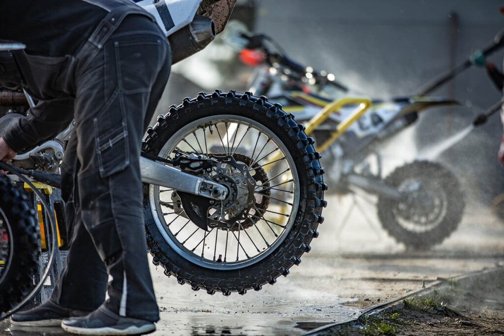 Enduro waschen mit dem Hochdruckreiniger: drei Fehler, die dein Bike schleichend ruinieren