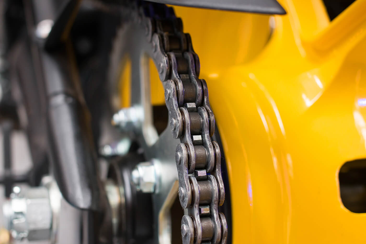 Motorradfelgen pulverbeschichten oder lackieren? Die harte Wahrheit über den bunten Look