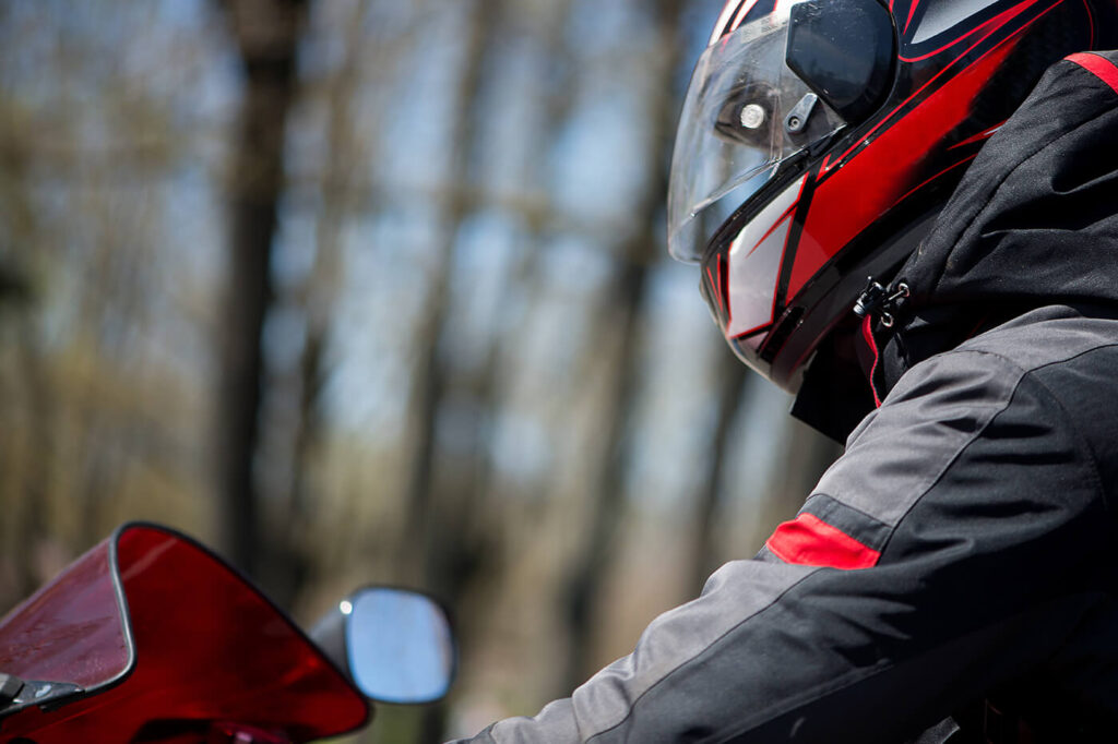Gehörschutz auf dem Motorrad: Warum der Fahrtwind gefährlicher ist als dein Auspuff