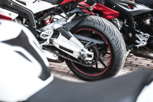 Im ersten Gang ziehen an einer Motorradkette bis zu 870 Kilo