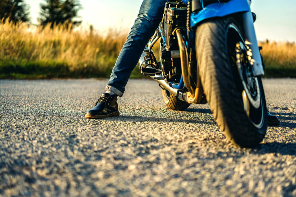 Ohne Gas fährt dein Motorrad im ersten Gang rund 10 km/h: Langsamer geht nur mit der Kupplung
