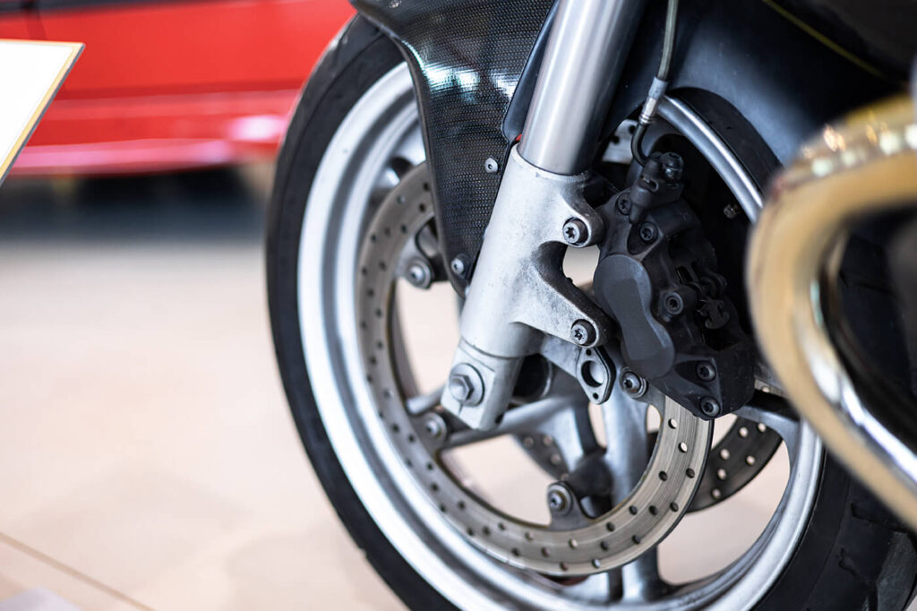 Warum taucht die Motorradgabel beim Bremsen so tief ein? Am Gewicht allein liegt es nicht
