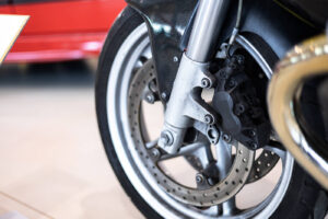 Warum taucht die Motorradgabel beim Bremsen so tief ein? Am Gewicht allein liegt es nicht