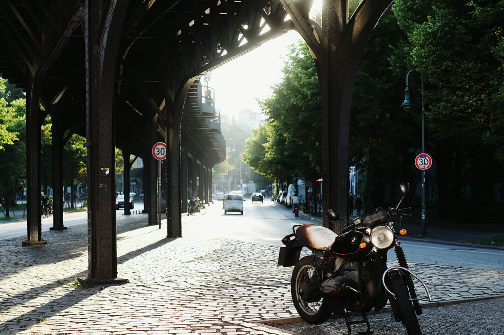 Tempo 30 im Kreisverkehr: Dein Motorrad liegt schon 25 Grad schräg